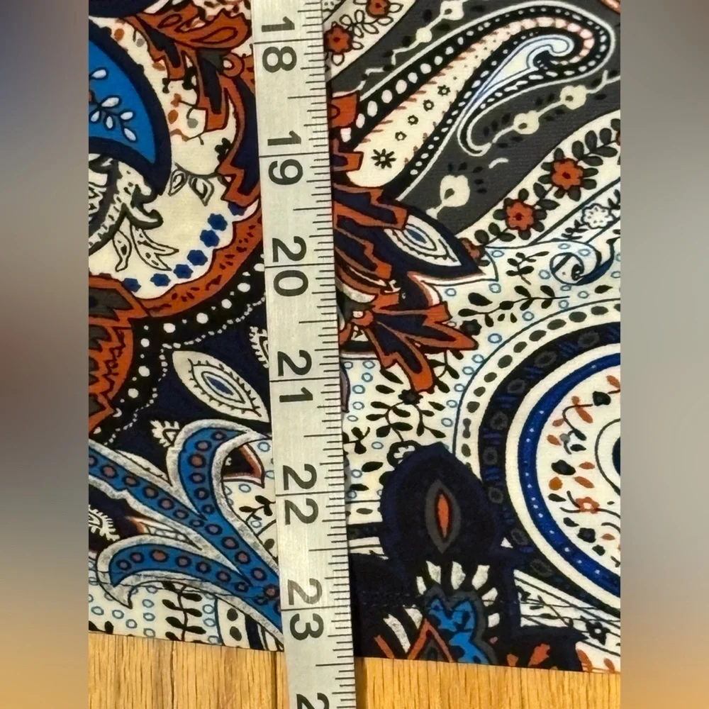 Kasper Paisley Sleeveless Blouse Size Medium. Stretch, colorful, office, summer